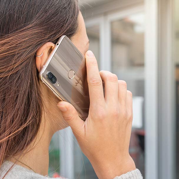 Femme appelant quelqu'un avec un smartphone wiko