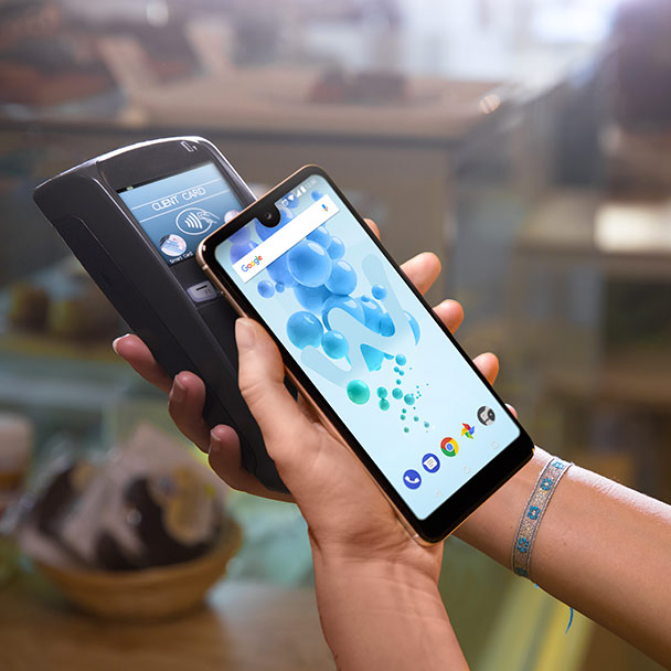 Femme payant avec la fonction NFC du smartphone View 2 PRO