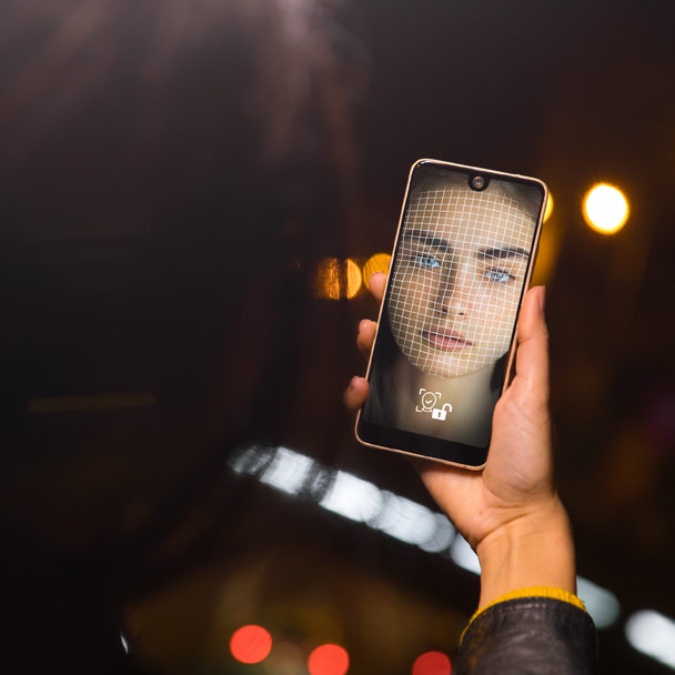 Fonction de déverrouillage avec visage en action sur View 2 PRO